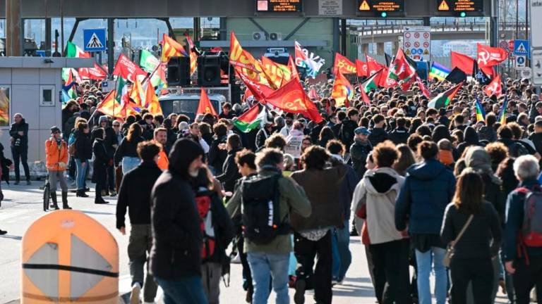 Udeleženci sprevoda so se zbrali pred četrtim vhodom v pristanišče