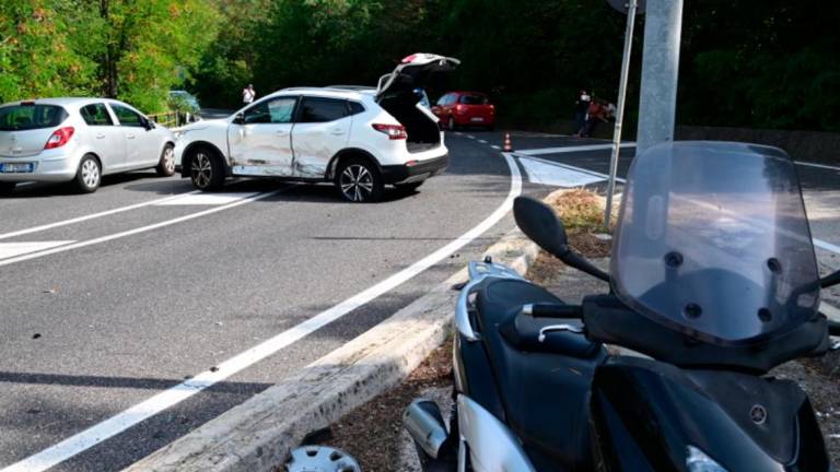 Pod Katinaro trčila avtomobila in skuter