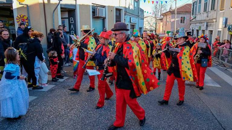 Sprehod otrok in varušk