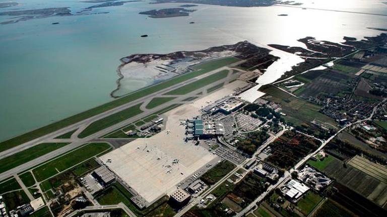 Poziv potnikom letala, ki je 29. februarja pristalo v Benetkah