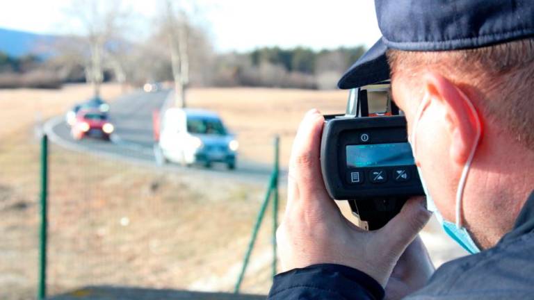 Motorist po zadnjem kolesu drvel 149 kilometrov na uro