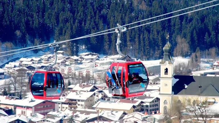 Jadralna padalka na Tirolskem umrla po trku z gondolo