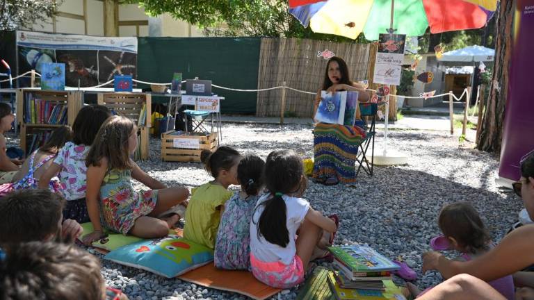 Na plaži pravljica o piratu