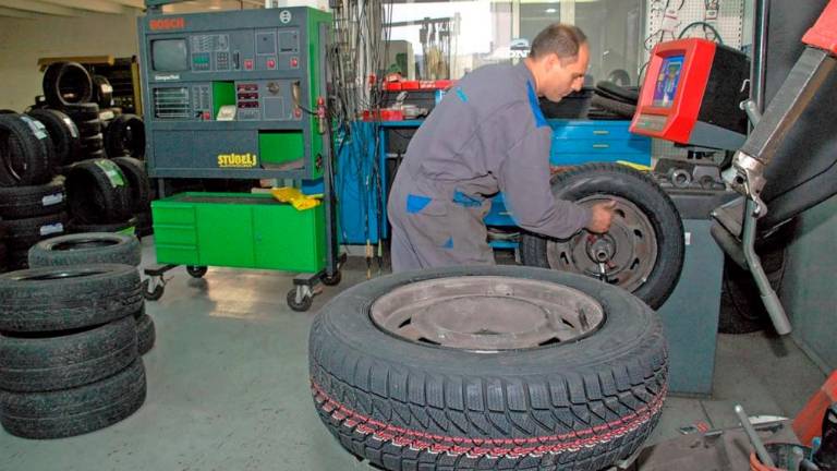 Zimske pnevmatike v Sloveniji niso več obvezne, v Italiji šele od 15. aprila