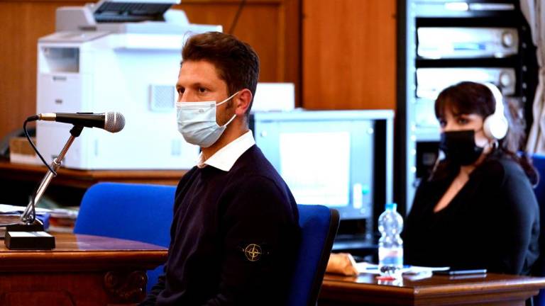 Ugo Rossi na sodišču z masko