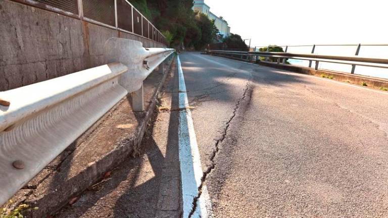 Razpoke na nadvozu za Brojnico