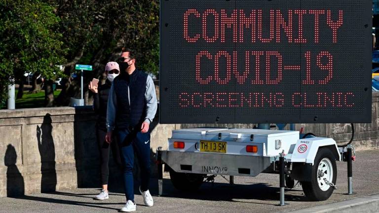 Za okužbo z delta različico dovolj 5 do 10 sekund