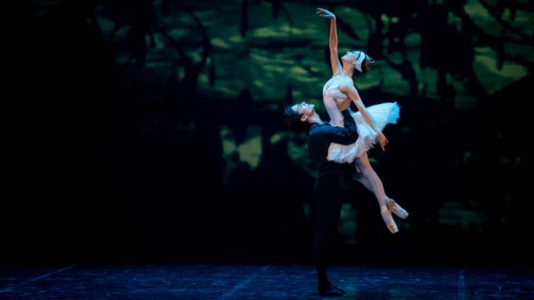 Baletni gala večer pred prazno dvorano ... in kamero