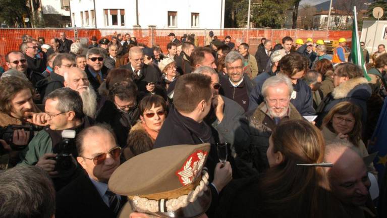 Pred natanko dvajsetimi leti so s trga odstranili ograjo