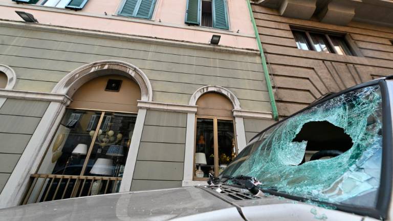 Med begom pred policisti padel s tretjega nadstropja