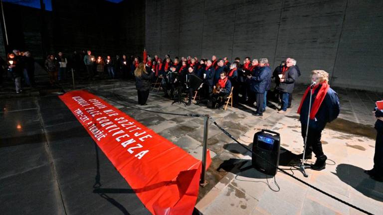 Z baklado so se spomnili žrtev holokavsta (foto)