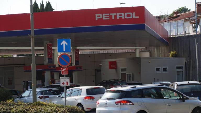 Petrol preklical današnje enourno zaprtje prodajnih mest