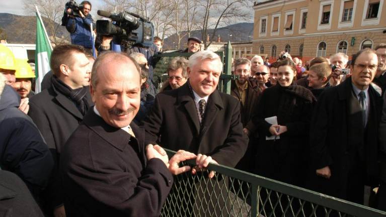 Pred natanko dvajsetimi leti so s trga odstranili ograjo