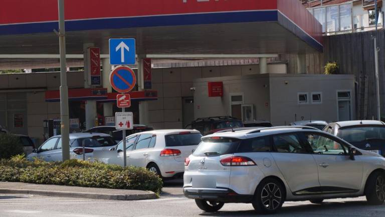 V Sloveniji rahlo znižanje bencina in dizla