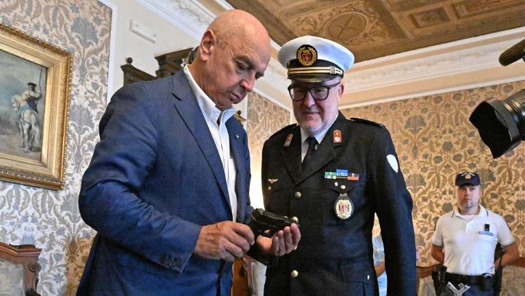 Tržaški lokalni policisti bodo po novem imeli nabito pištolo