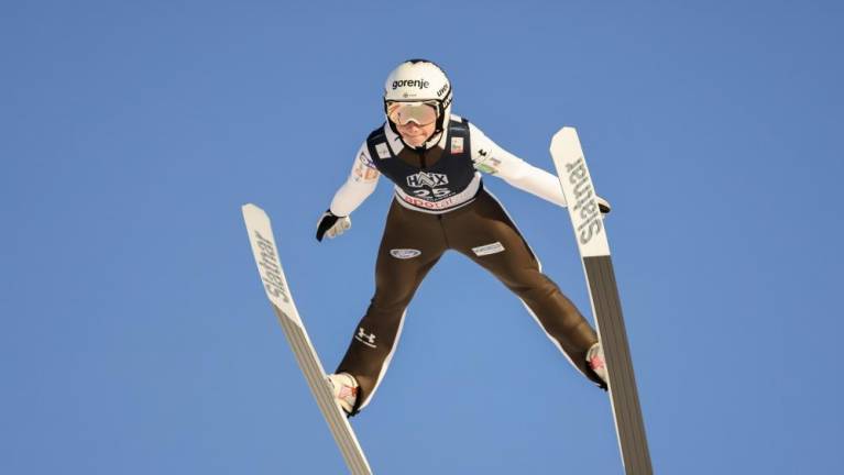 Nika Prevc z rekordom skakalnice do druge zmage v svetovnem pokalu