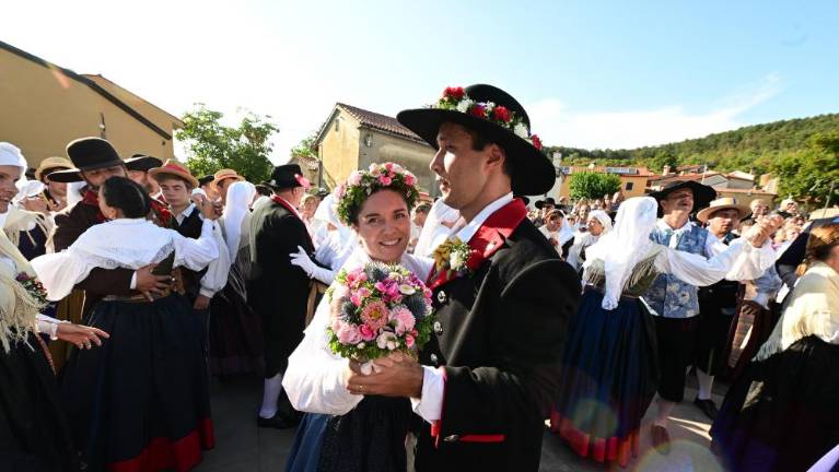 O nevestini poročni noši