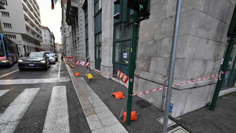 Z Narodnega doma pada omet