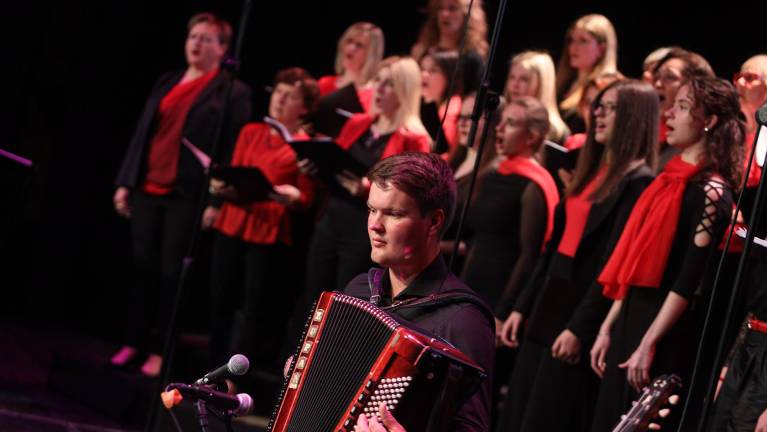 Večer v znamenju petja, plesa in vrednot odporništva