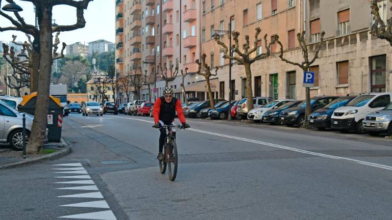 Kolesarji bodo vozili ob pešcih