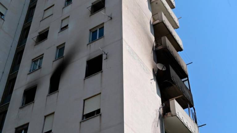 V požaru v Ulici Di Vittorio umrla 51-letna ženska