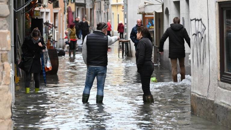 Zaradi visokega plimovanja Milje pod vodo