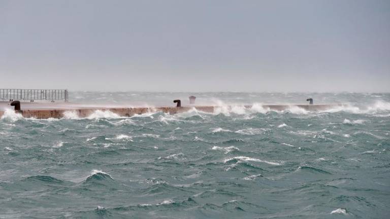 Na odprtem morju pri Barkovljah rešili deskarja