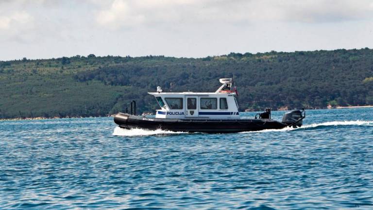 Reševali krmarja in čoln brez nadzora