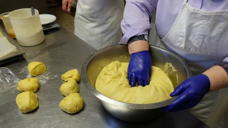 Za štedilniki bi potrebovali več rok