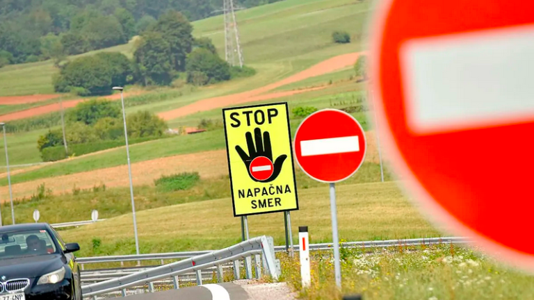 Na štiripasovnici vozil v napačno smer, nato bežal pred policisti