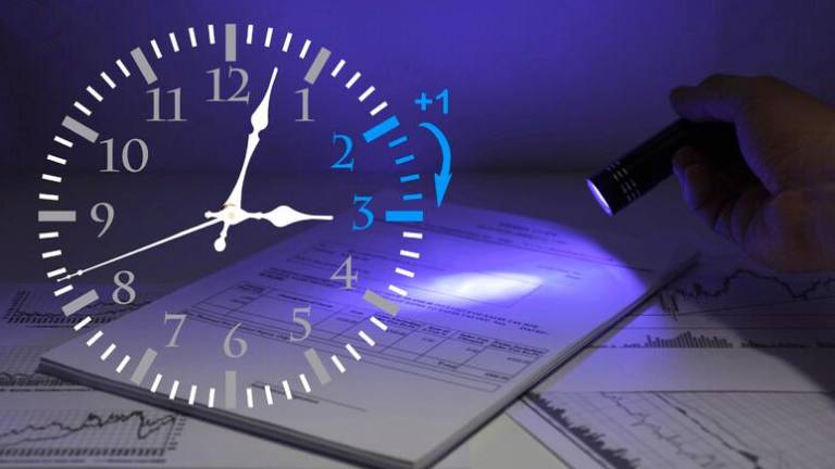 Ob dveh zjutraj bomo urine kazalce pomaknili uro naprej