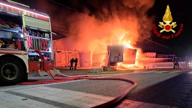 V tržaškem pristanišču požar uničil tri priklopnike in vlačilec (foto in video)
