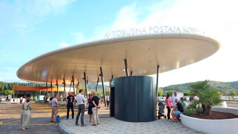 Na avtobusni postaji v Kopru mahal s pištolo