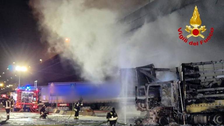 V tržaškem pristanišču požar uničil tri priklopnike in vlačilec (foto in video)
