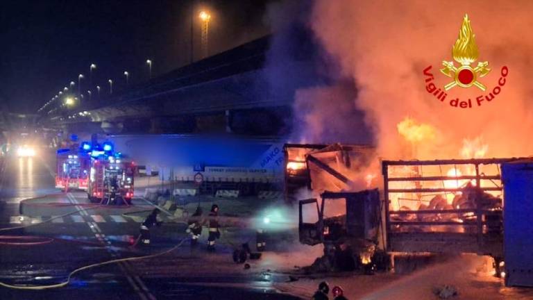 V tržaškem pristanišču požar uničil tri priklopnike in vlačilec (foto in video)