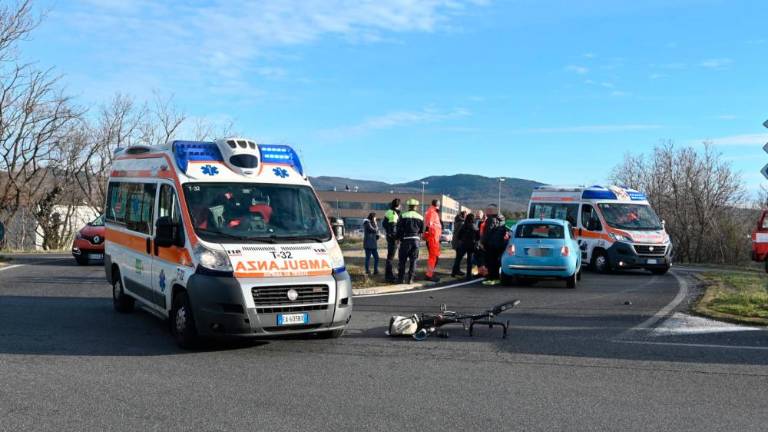 Pri Proseku avtomobil podrl kolesarja