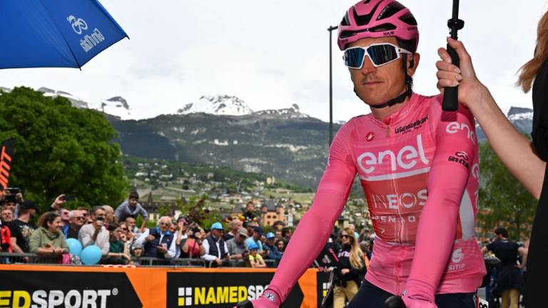 Sprememba na vrhu: v rožnatem Armarail