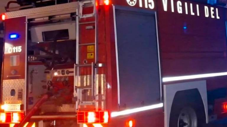 V Škocjanu iz gorečega stanovanja gasilci rešili moškega