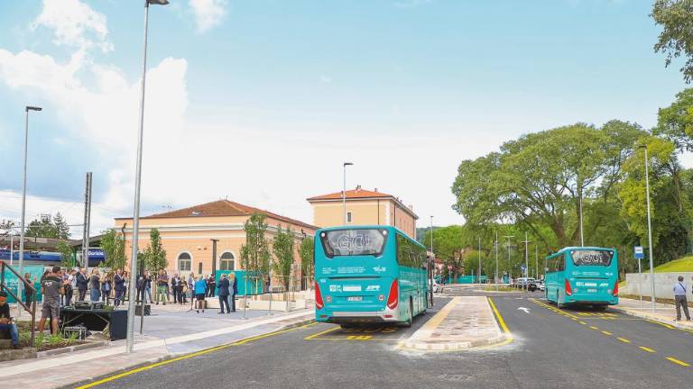 Ob železniški še avtobusna postaja