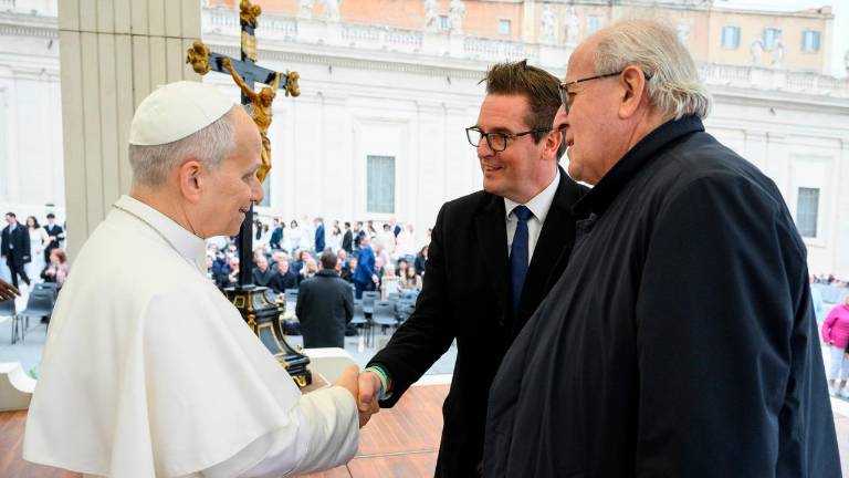 Novogoriški župan Samo Turel in goriški župan Rodolfo Ziberna s papežem Leonom XIV. (VATICAN MEDIA)