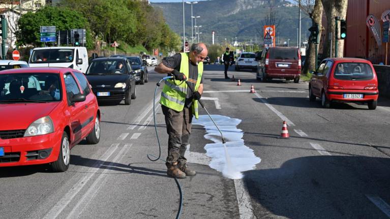 V tržaškem predmestju spolzka snov na cestišču