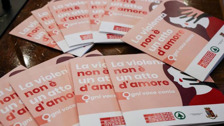 Z novo zgibanko proti nasilju nad ženskami