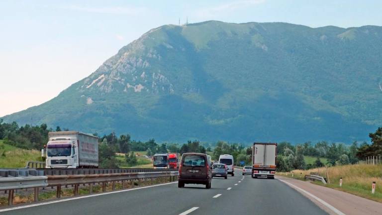 Na avtocestah jutri pričakujejo gost promet