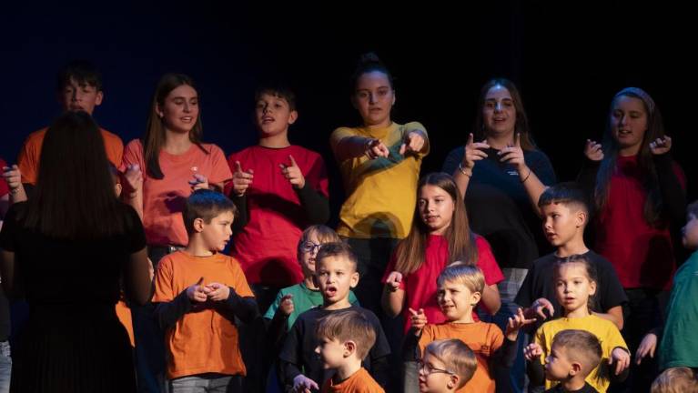 »Pojte na ves glas in kar vas je!«