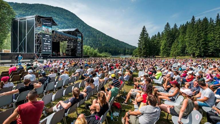 Koncerti ob Belopeških jezerih razdvajajo javnost