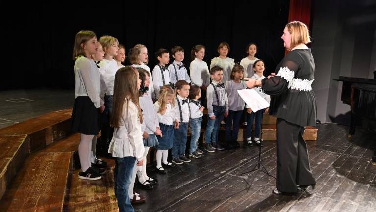 Razposajena Pesem mladih praznik otroških glasov