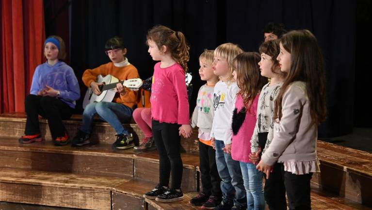 Razposajena Pesem mladih praznik otroških glasov