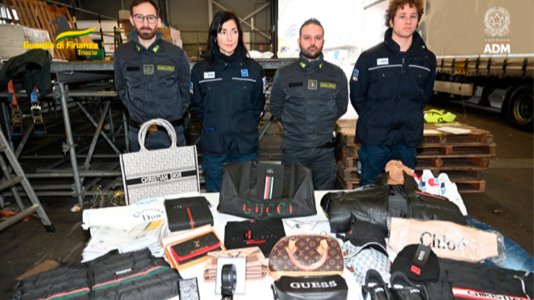 V tržaškem pristanišču zasegli 160.000 kosov ponarejenih oblačil luksuznih znamk