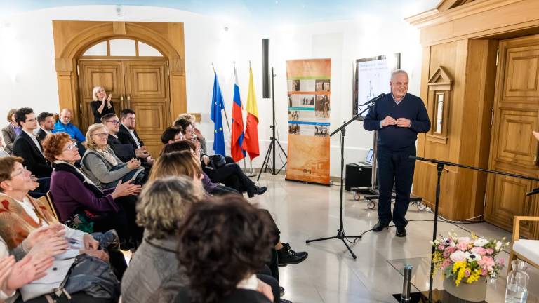 Poklon aleksandrinkam z verzi in glasbo