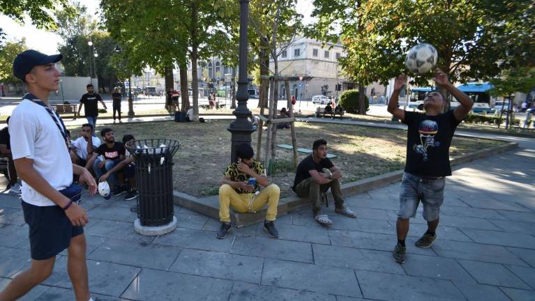 Migranti na prostem, ker jih ne selijo drugam